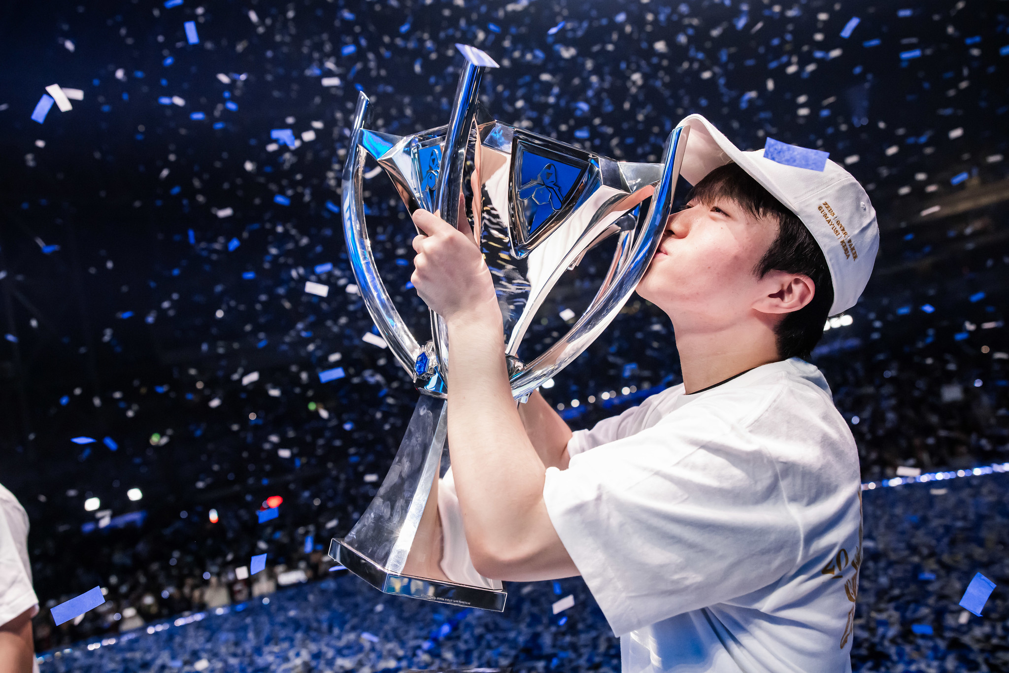 A professional League of Legends player lifts the World Championship trophy